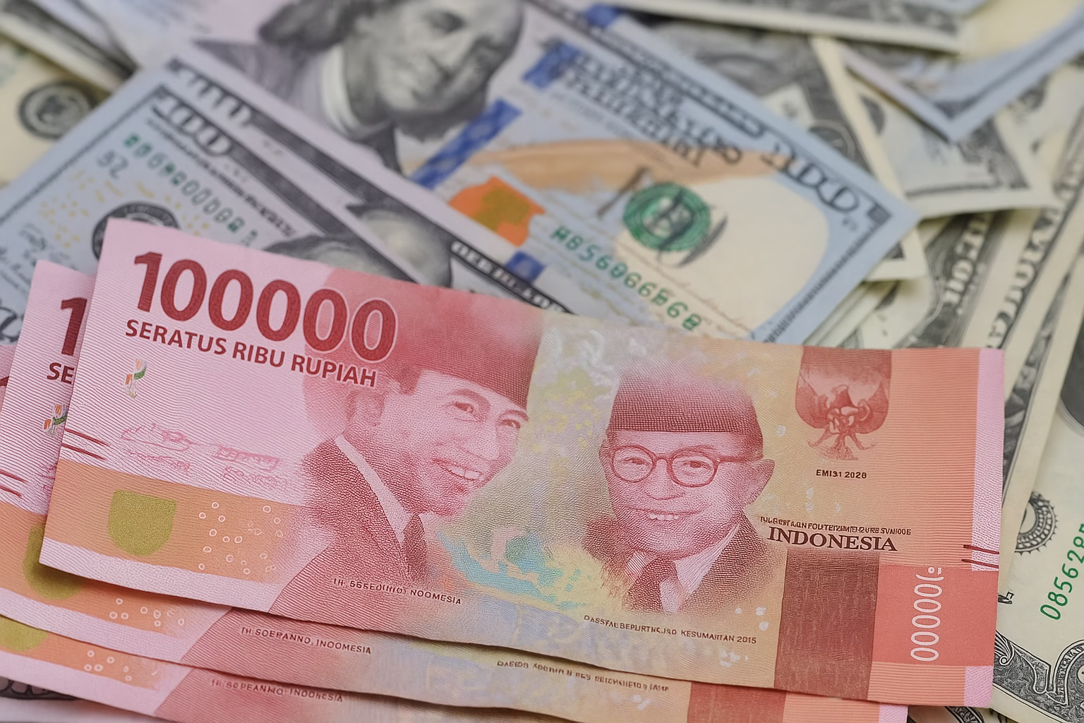 Dolar Menguat, Rupiah Melemah: Respons Pasar Terhadap Sinyal Tarif AS 2025