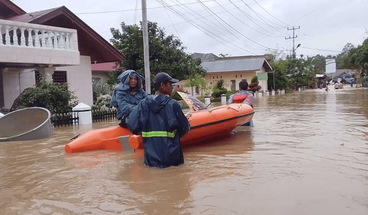 Korban Banjir Terisolasi di Sumatera Terus Dievakuasi