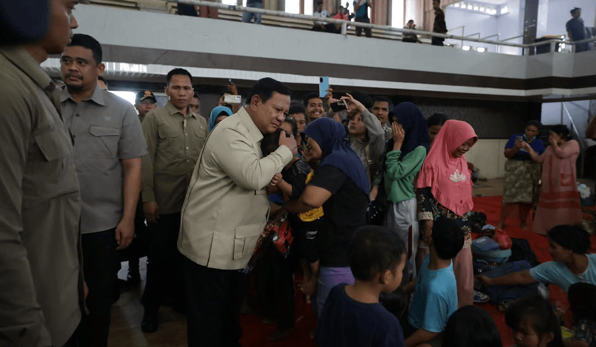 Prabowo Subianto memeluk bocah korban bencana di Tapanuli Tengah